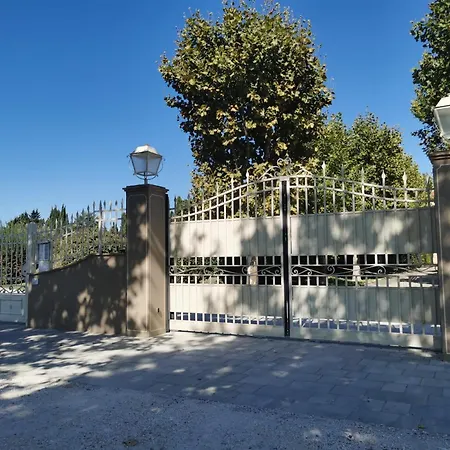 Casa Sara Con Wifi E Piscina Comune, A 2 Km Dal Mare