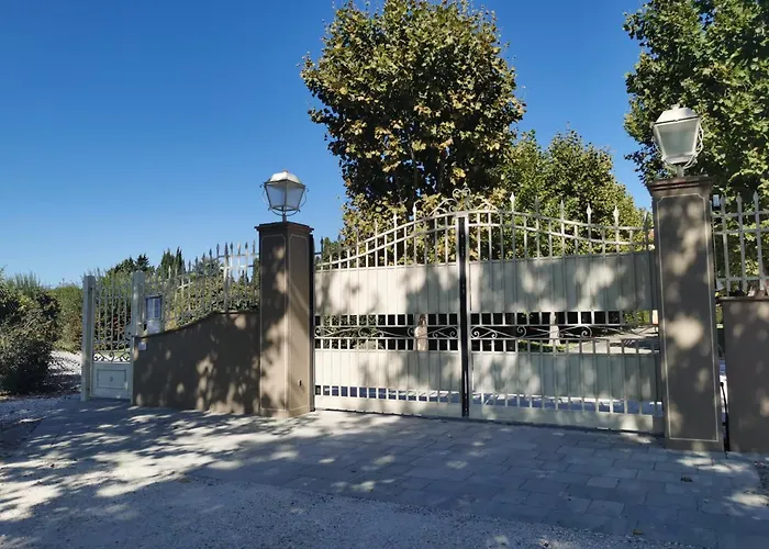 Casa Sara Con Wifi E Piscina Comune, A 2 Km Dal Mare